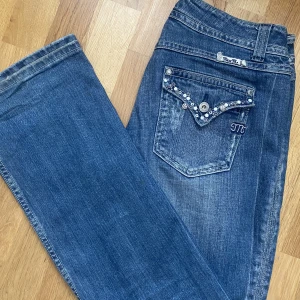 Lågmidjade Miss me jeans - Säljer dessa sjukt snygga jeans från Miss Me med coola detaljer fram och bak! Lågmidjade och raka i benen. Använda ett fåtal gånger. Storlek står inte men midjemåttet är 88cm och passar M. Jag är 173 och de passar perfekt i längden. Tveka inte o köp!