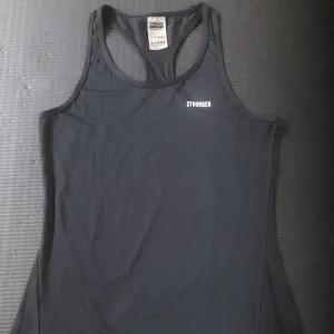 Stronger linne Signature Racerback - Signature Racerback S. Brottarrygg. Fint skick.