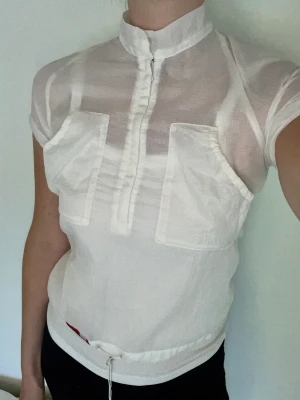 DIESEL blus  - DIESEL vintage 2000-tal blus i nylon med dragsko och röda detaljer. Märkt storlek M men passar en S. Ok skick