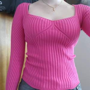 En jättefin rosa topp / tröja från hm, älskar modellen men säljer tyvärr pga att färgen inte passar mig. Den är sparsamt använd i mycket fint skick. Perfekt barbie tröja 🌸