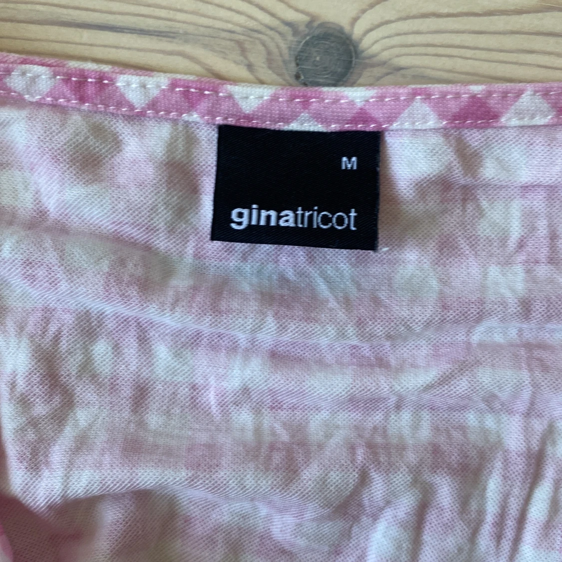 Pepitarutig blus med puffärm - 90