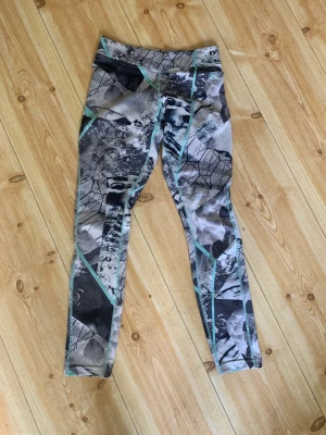 Tights - Träningstights. Använda men hela. Tror det är Energetics i xs-s