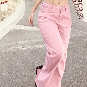 Baggyjeans - Somriga Ombre-Rosa baggyjeans från weeday. 