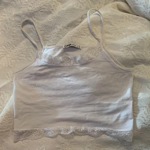 Vitt spetslinne - Mycket bra skick. För liten för mig.