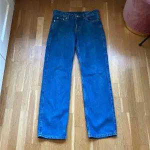 Low straight jeans från Weekday i väldigt fint skick.  Ny pris : 500kr Storlek : 24/30