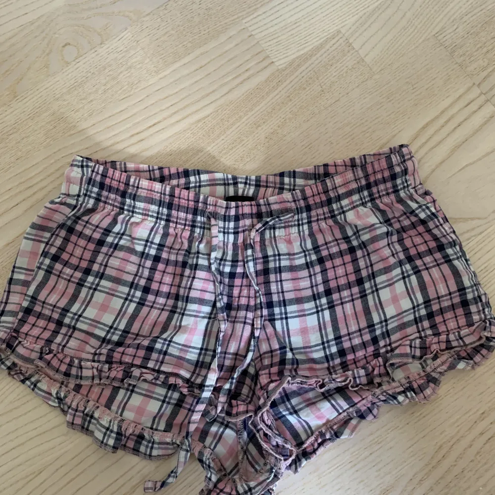 Säjer nu mina pyjamas shorts från Gina då dem är försmå. Gott skick💘lite små i storleken. Hör av er vid frågor eller intresse!!😃💘. Shorts.