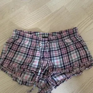 Säjer nu mina pyjamas shorts från Gina då dem är försmå. Gott skick💘lite små i storleken. Hör av er vid frågor eller intresse!!😃💘