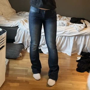 Lågmidjade jeans - Mörkblå lågmidjade jeans som är lite för långa på mig, jag kan sy upp de till önskad längd💗🌟👌