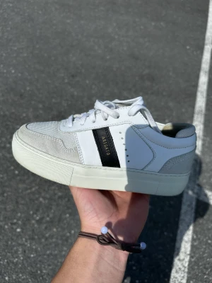 Axel Arigato dam - Aäljter ett par Axelarigato skor som nästan aldrig har avänds.  Skorna heter Axel Arigato platform sneaker white/black  Ny pris 1850 Mitt pris 600