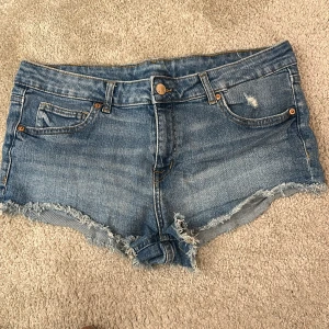 Low waisted shorts - Jätte snygg low waisted shorts från hm. Små storleken passar också som är 40