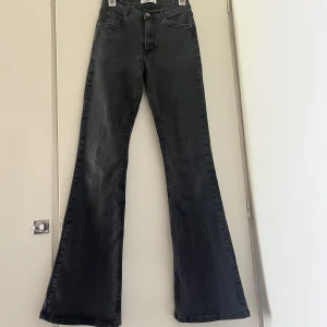 Gråa jeans - Säljer dessa super fina jeans från  pull&bear då de inte kommer till användning längre. Fint skick! Går att diskutera pris och skriv för mer info💕