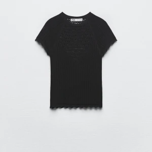 Zara topp - Jag säljer denna jättefina zara toppen i stolek S som aldrig är använd och prislappen är kvar. Köpt för 279& och jag säljer för 150kr