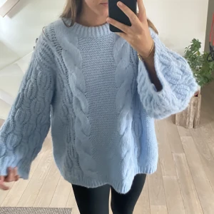 Ljusblå grivstickad  - Helt ny med prislapp kvar. Säljs pga att det inte har kommit till användning. Sitter snyggt oversized på någon som är mindre också ❤️‍🔥 Nypris 599 :-