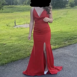 Balklänning/festklänning - Min fina balklänning. Väldigt vacker och elegant klänning, använd endast en gång. Öppen rygg med V-ringning och slit. Klänning från dressroomlinne.