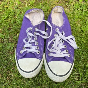 Lila converse - Lila converse i fint skick. Använda få gånger. Pris går att diskutera. 