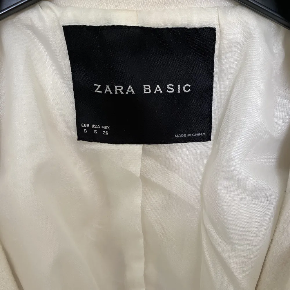 Säljer min jättefina Zara kappa då den inte kommer till användning. Har endast använt den en gång och är därav i nyskick! Färgen är creamvit🤍 Dm för mer info och för att diskutera priset!. Jackor.