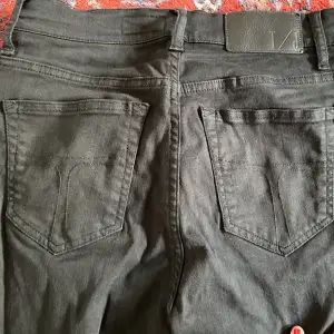 Smala kelly skinny jeans från tiger of sweden. De är Medium men tighta. En del användna men fortfarande fina! Väldigt dyra men säljer billigt! De är svartare än på bilden, helt svarta. Perfekt för emo/ punk looks✨