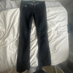 Jeans - Skit snygga lågmidjade jeans, sitter jättefint men dem har blivit för små. Kom privat för bild på. Dem är mörkblåa inte svarta 