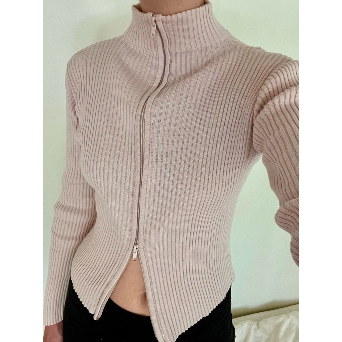 Rosa ribbad kofta med dragkedja