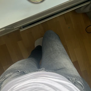 Levis 572 bootcut nyskick - Gråa Levis jeans, modell 572 bootcut i nyskick. Sitter snyggt och är lågmidjade och långa i modellen. Är 172 och på mig är dem ganska långa💗små i storleken. köpta nya detta året och är endast använda några gånger därav i väldigt fint skick!💗