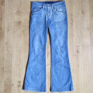 lågmidjade bootcut jeans! - använd köp nu! ett par så fina ljusblå lågmidjade bootcut jeans💘 säljer då de tyvärr är för små på mig (därav ingen bild med dem på) innerben: 75 cm, midja: 76 cm.