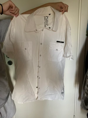 Vit skjorta  - Vit snygg skjorta med lite text på baksidan. Super snygg och lätt att styla, går perfekt för vardag och om man vill klä upp den! Skriv om du har fler funderingar ❤️