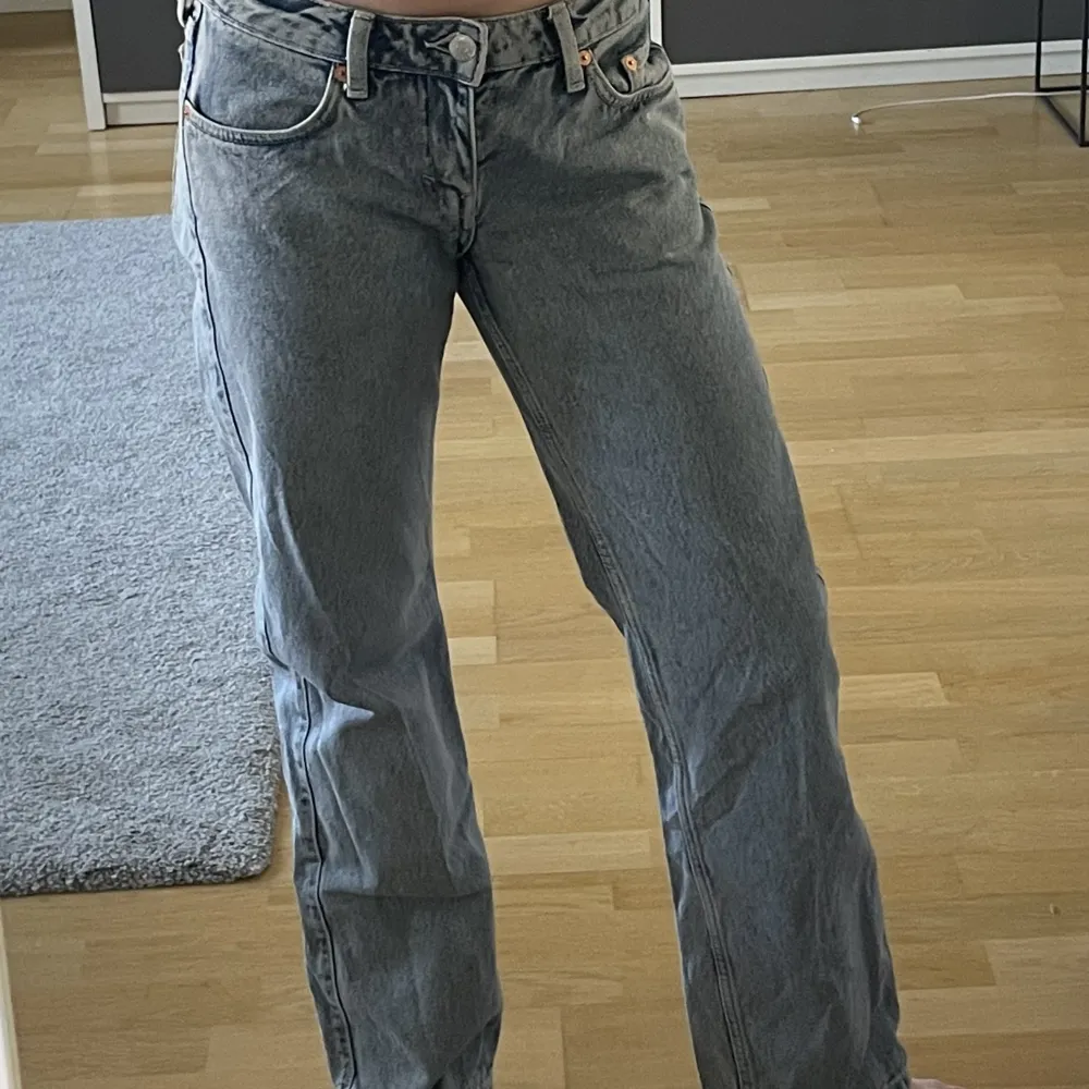 Arrow jeans från weekday i färgen summerblue. Köpte dessa för mindre än ett år sen men har inte kommit till användning sen dess. Jättefint skick!💗Köpte för 590. . Jeans & Byxor.