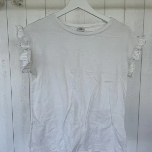 T-shirt med volang - En gullig t-shirt med volang. 
