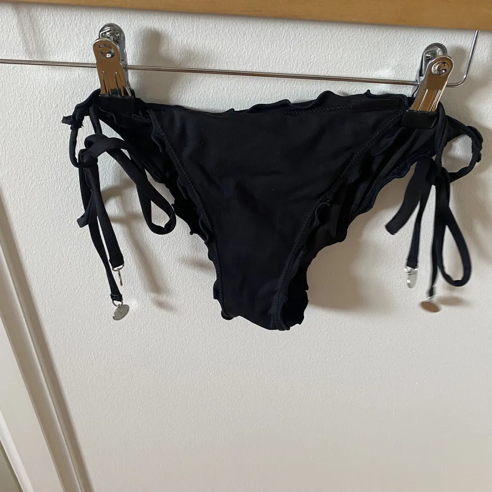 Äkta svarta bikinitrosor från Panos Emporio i nyskick. Jag har inte använt de eftersom de är små i storleken. Skriv om du vill ha fler bilder😊😊. Muu.