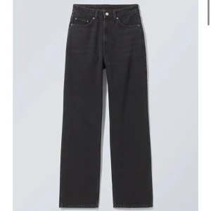 Svarra WeekdayJeans i Rowe - Echo Black Rowe jeans. Svartare än bild 2 och 3 i verkligheten. Använda ett fåtal gånger men är för små för mig i midjan.  Nypris är 590kr 
