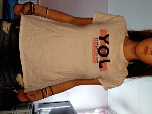 Vit tshirt med text på - Det här är en vit tshirt med texten "joy" på från dechatlon. Säljer då jag aldrig använder den längre. Den är väldigt använd men i bra skick❤️ den är i storlek 159 ungefär