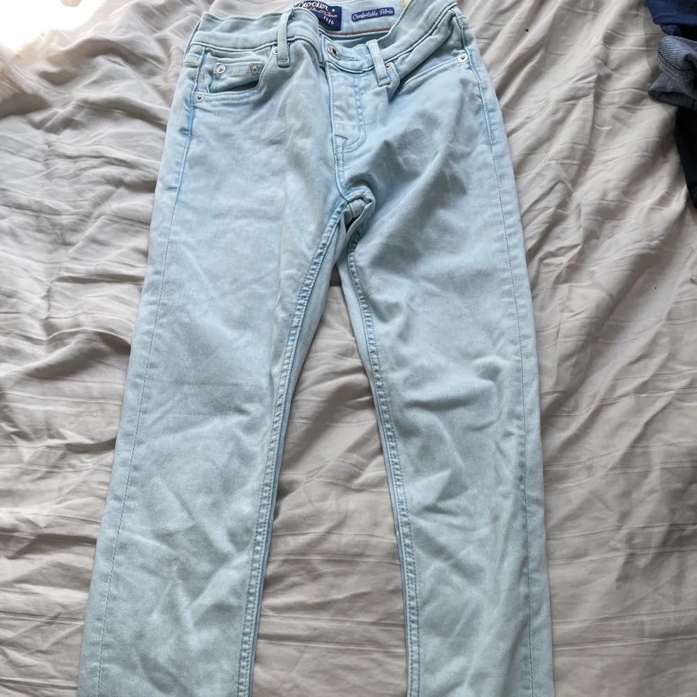 Säljer dessa is-blåa skinnyjeans Storlek 26/32  Högmidjade jeans Köparen står för frakt!. Jeans & Byxor.