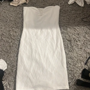 klänning  - söt vit klänning från hm. aldrig använd. storlek xs🩶🩶
