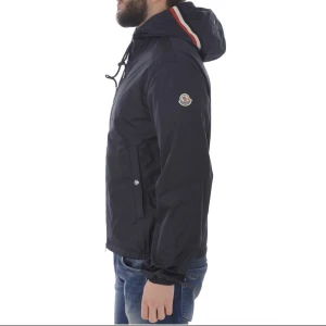 Moncler Grimpeurs - Moncler Grimpeurs ”vind jacka” i storlek ”Small”. Snygg och skön jacka som passar bra till hösten, bra men använt skick. Vid frågor & funderingar - hör av er till mig så svarar jag så fort jag kan👍 