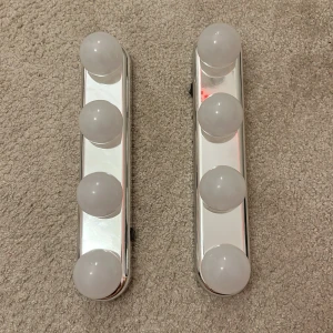 Belysning  - Jätte fint skick lampor från Normal som behöver bara AA batterier. Båda för 100kr 