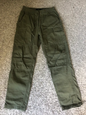 Bershka Cargo Byxor - Bershka Cargobyxor använda ett tiotal gånger och i väldigt bra skick inga defekter