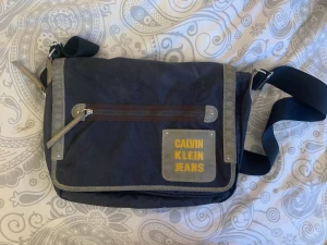 Calvin klein väska - säljer denna urballa calvin klein over the shoulder väskan då den inte riktigt är min stil. vet ej vad den köptes för då den köptes för längesedan🩷 den är äkta!