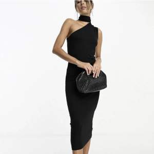 Använt en gång, svart klänning från asos köpt för 359 säljer för 249, kan användas som Långkjol🫶🏼