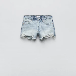 Jeansshorts från zara  - Säljer dessa shorts då de va försmå men hade redan tagit bort lapparna 🥰 jättesnygga och i väldigt fint skick då jag inte fått användning för dem!