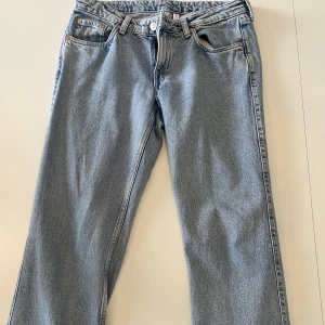 Arrow Low straight jeans Weekday  - Lågmidjade jeans från Weekday. Bra skick men jag har använt dem mycket. Skitsnygga på!