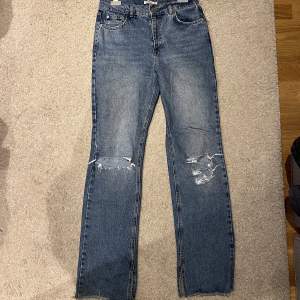 Jeans från Pull&Bear med slits i storlek 40. Små i storleken, skulle säga att de är mer som en 38! Kan både posta och mötas upp och kan även skicka fler bilder om det önskas! Nypris 400