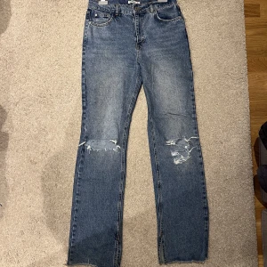 Pull&Bear jeans - Jeans från Pull&Bear med slits i storlek 40. Små i storleken, skulle säga att de är mer som en 38! Kan både posta och mötas upp och kan även skicka fler bilder om det önskas! Nypris 400