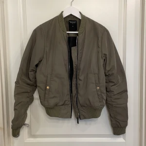 Grön bomberjacka  - Säljer denna fodrade och sköna bomberjackan då den inte används mer. Perfekt för hösten! 