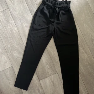 Dennis M kostymbyxa  - Dennis M kostymbyxa- Endast testad. Väldigt skönt material  Nypris 600kr 