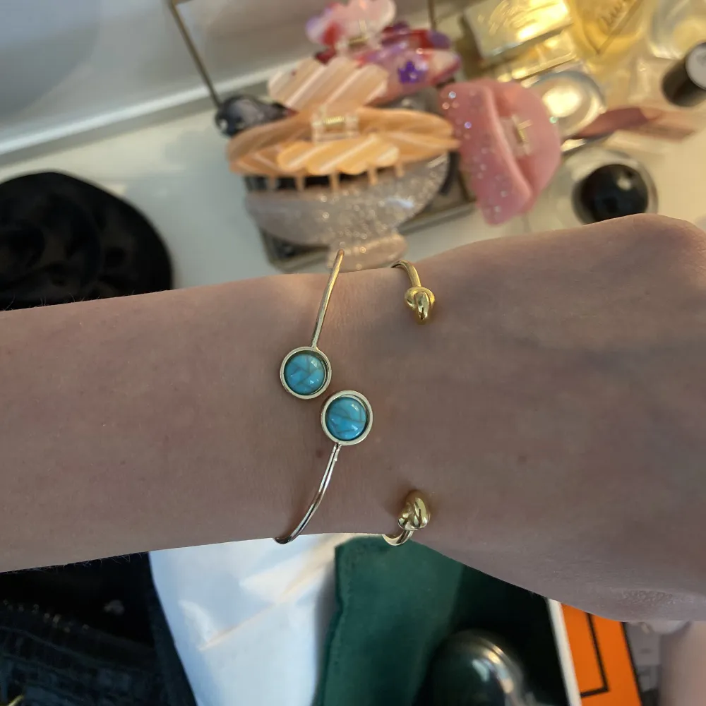 Sååå fint armband med turkosa stenar köpt på en marknad i Spanien🤍 Fint när man är brun!. Accessoarer.