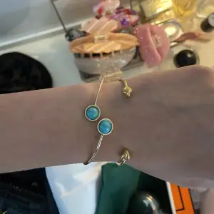 Sååå fint armband med turkosa stenar köpt på en marknad i Spanien🤍 Fint när man är brun!