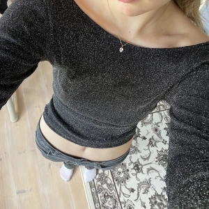 Glittrig tröja med öppen rygg - Säljer en glittrig tröja med öppen rygg, inga defekter och är i nyskick