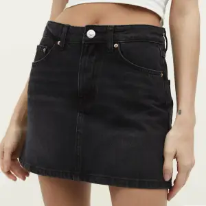 En svart jeans kjol som inte är använd på grund av att den är för liten, kostar 300kr originellt. Super fin och bekväm!