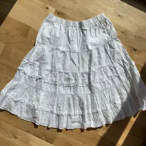 Jättesöt vintage vit volangkjol från H&M, strlk 152. Funkar på en XS och mindre S.