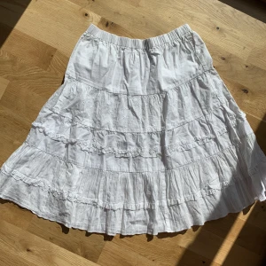 Volang Kjol - Jättesöt vintage vit volangkjol från H&M, strlk 152. Funkar på en XS och mindre S.